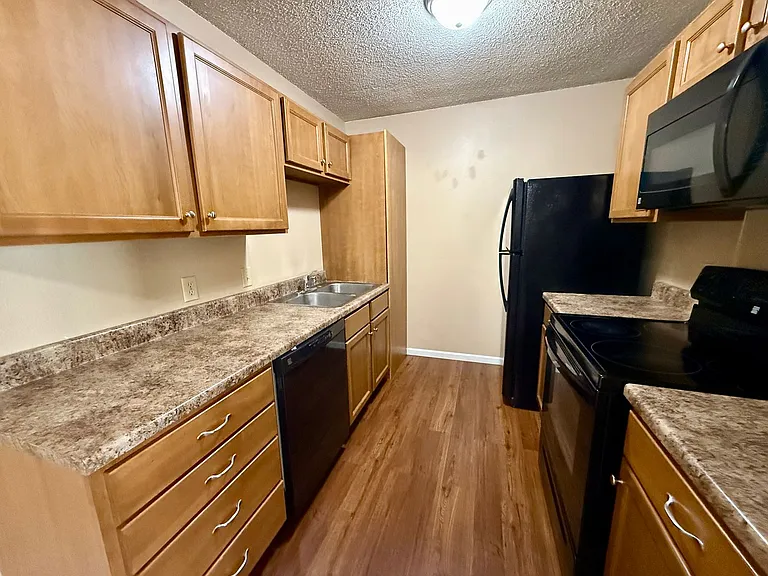 1010 N Walnut St — Photo 4