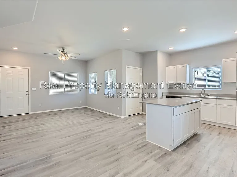 7010 N 80th Ave #3 — Photo 8
