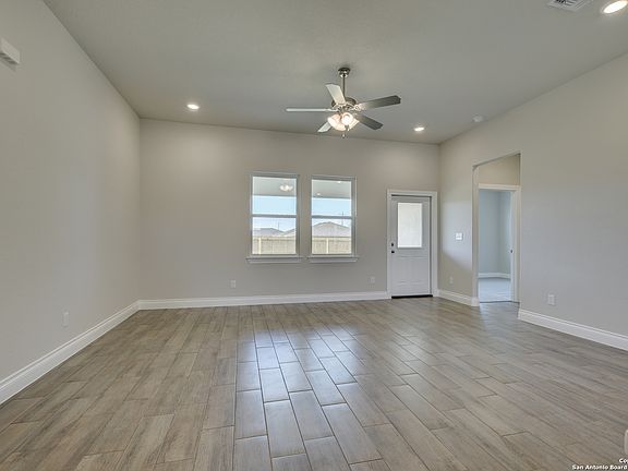 3rd image of 104 GROWERS AVE
