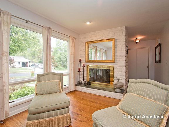 3rd image of 2640 Manor Dr SE