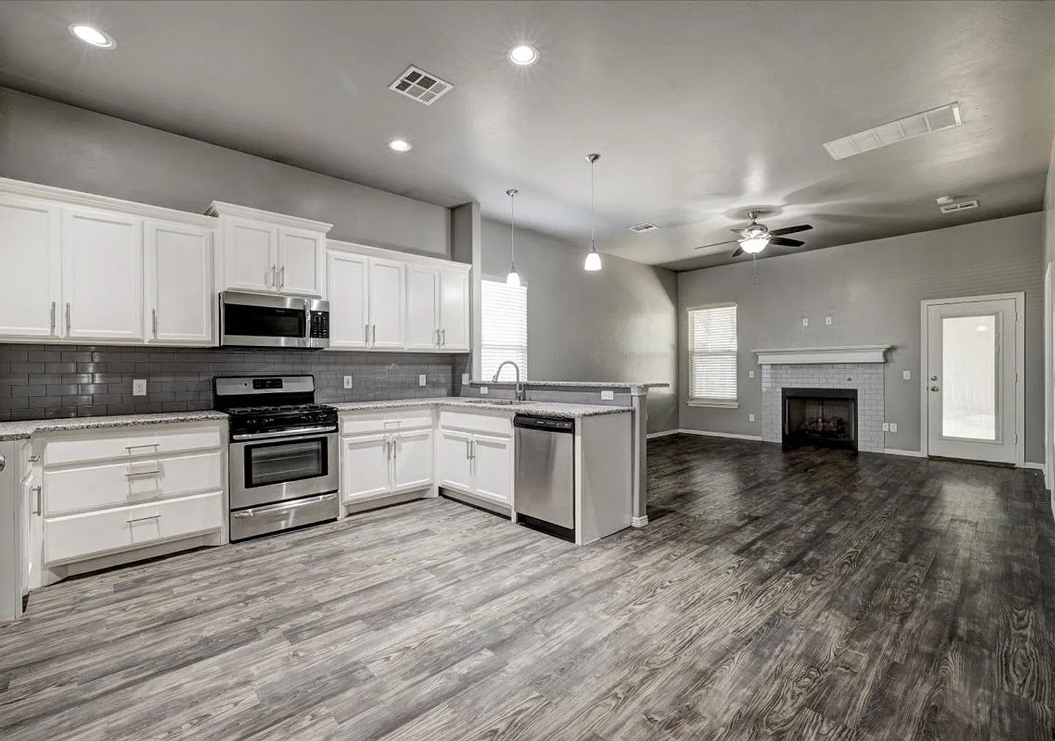 Beautiful 3 bed 2 bath PLUS office in Yukon — Photo 3