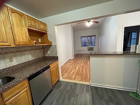 3rd image of 6120 Woodside Ave APT 1B