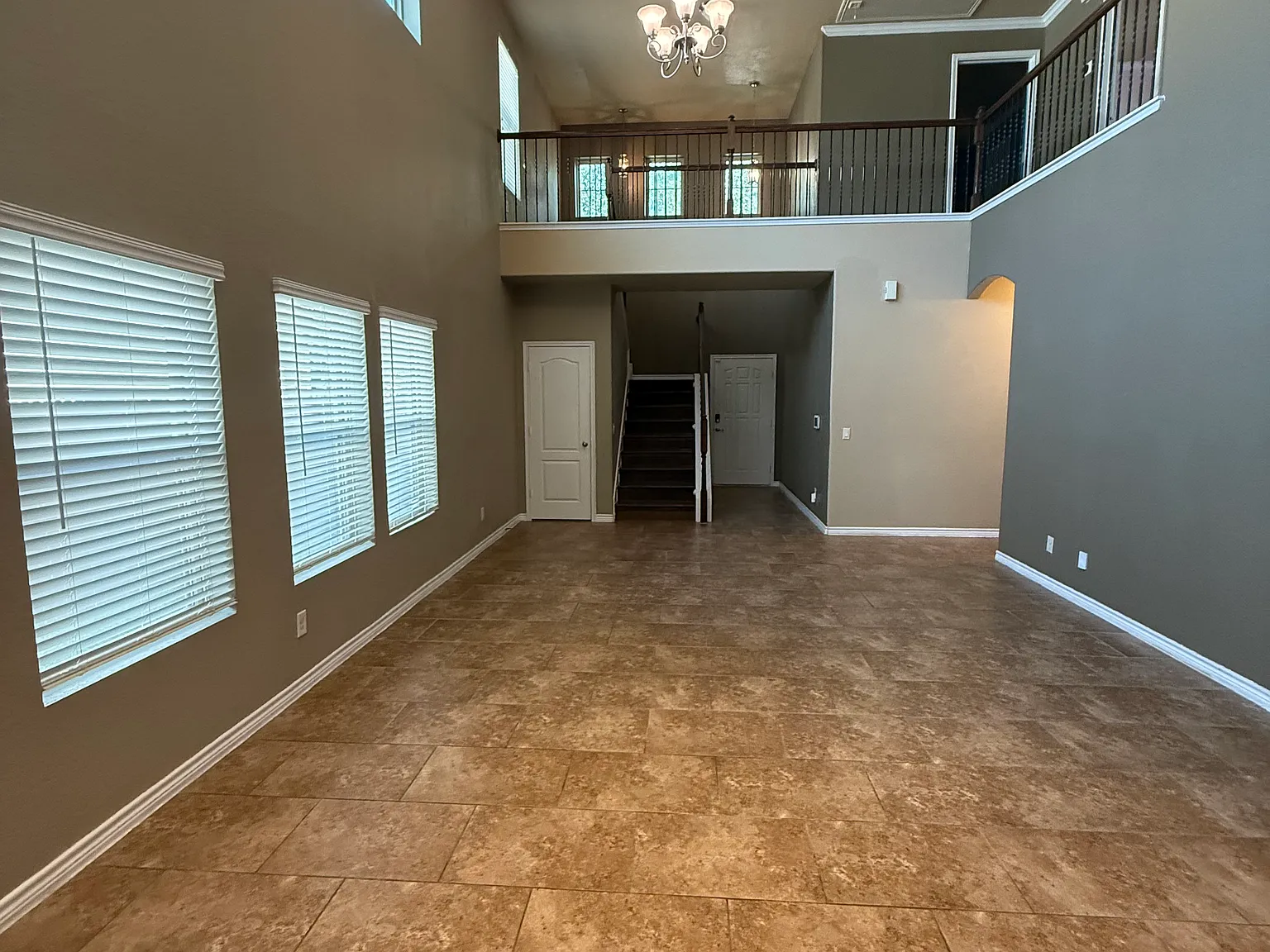 4 bed, 2.5 bath, 2000 sqft, $2,225 — Photo 3