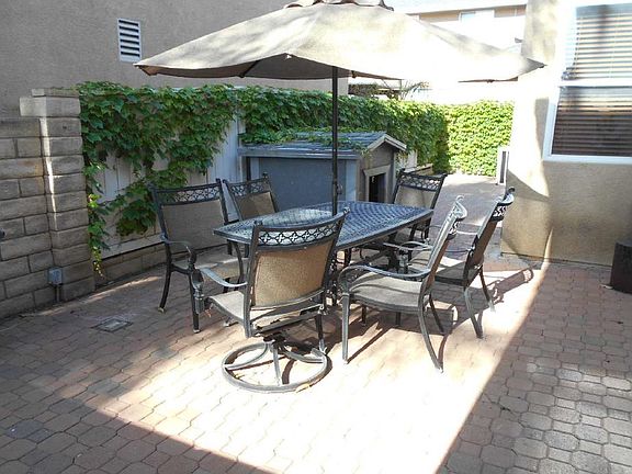 backyard w/paver stones