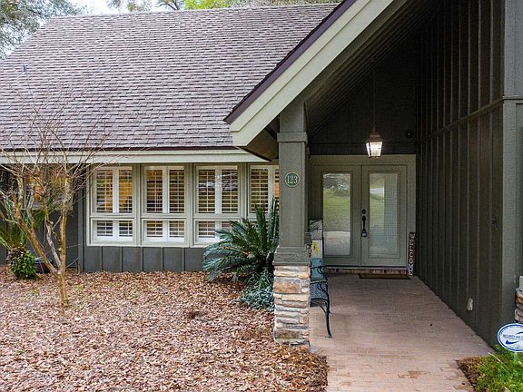 3rd image of 123 NW Clubview Cir