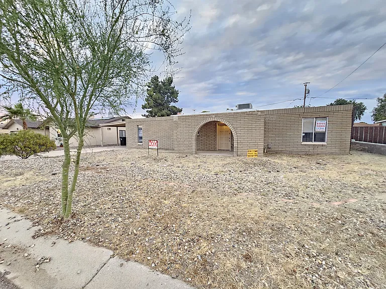 1820 W Wickieup Ln — Photo 1
