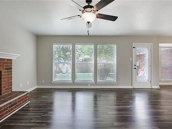 5th image of 2876 Claremont Dr