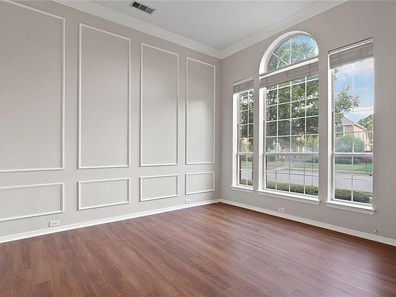 5th image of 958 Village Pkwy