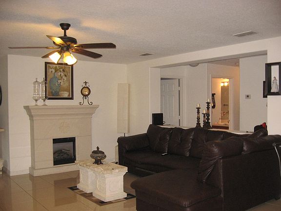 3rd image of 286 SW Tulip Boulevard