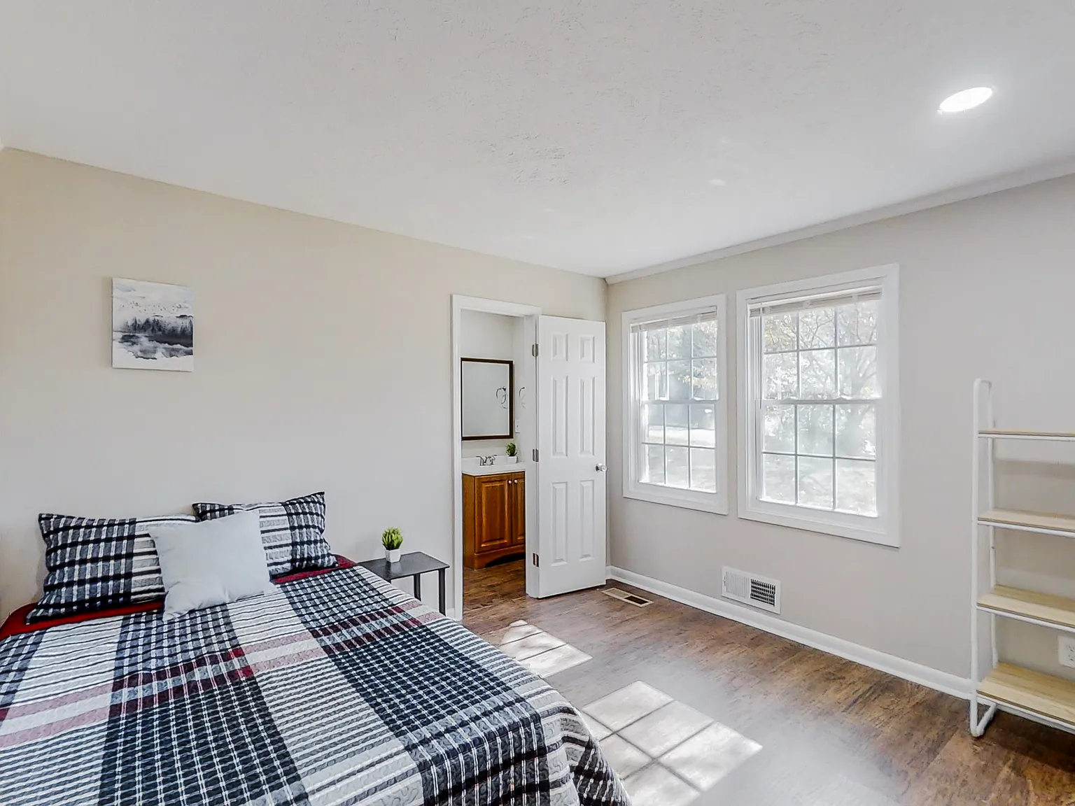 4 bed, 4.0 bath, 1950 sqft, $1,044 — Photo 2