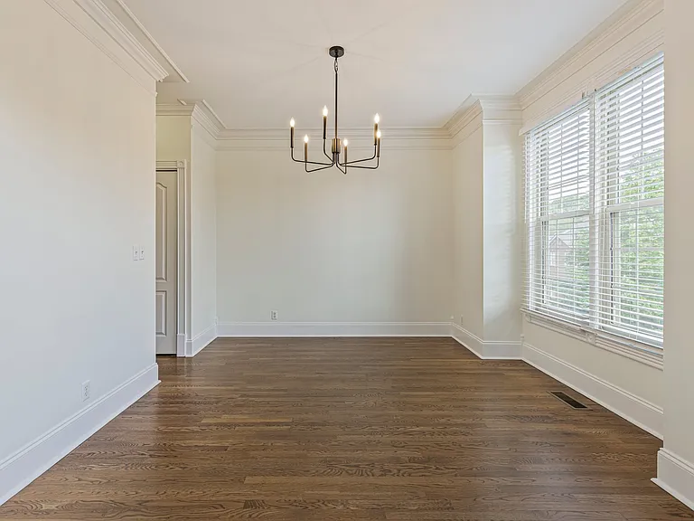 604 Clayborne Ct — Photo 8