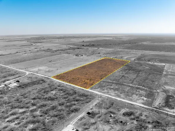 485 JOY LN, Floresville, TX 78114