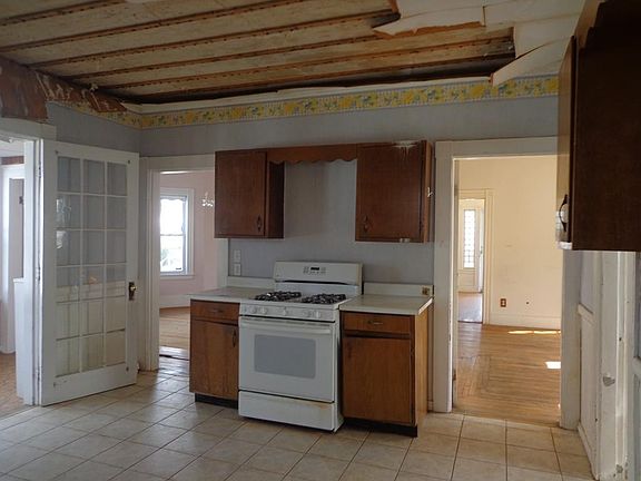 5th image of 1057 Essex St