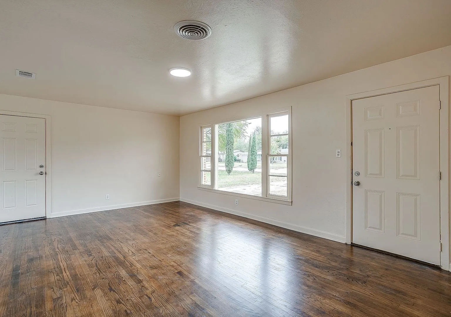 Ready for New Tenants- 3 Bedroom, 1.5 Bath in NRH- Birdville ISD- 76108 — Photo 3