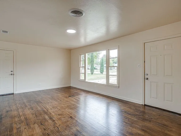4315 Mackey Dr — Photo 3
