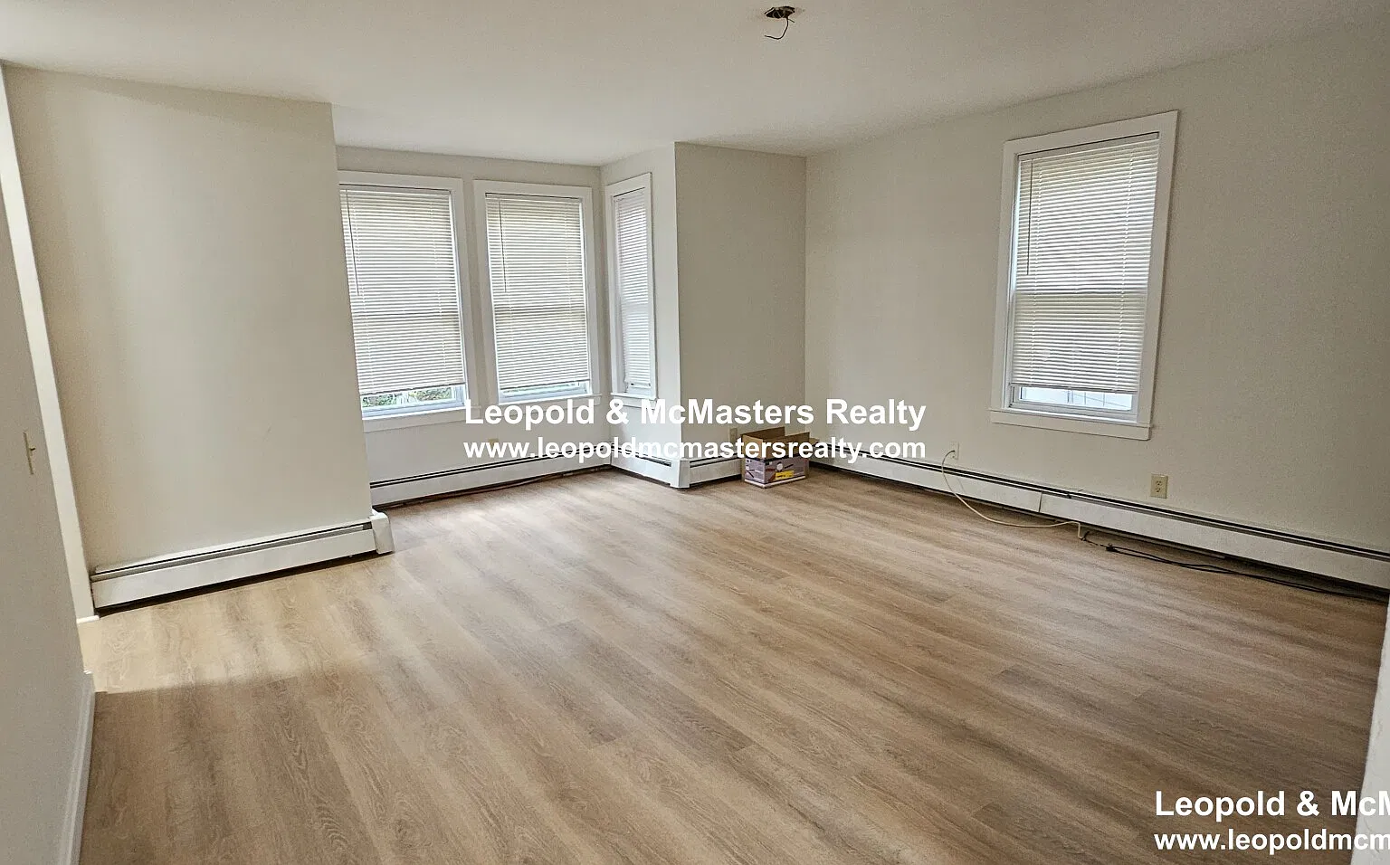 3 bed, 1.0 bath, 1400 sqft, $1,900 — Photo 2