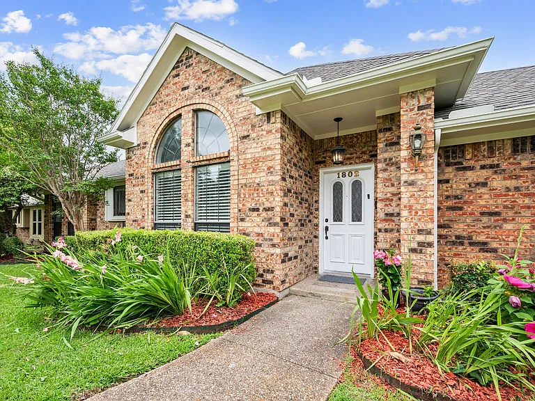 1802 Campbell Trl — Photo 2