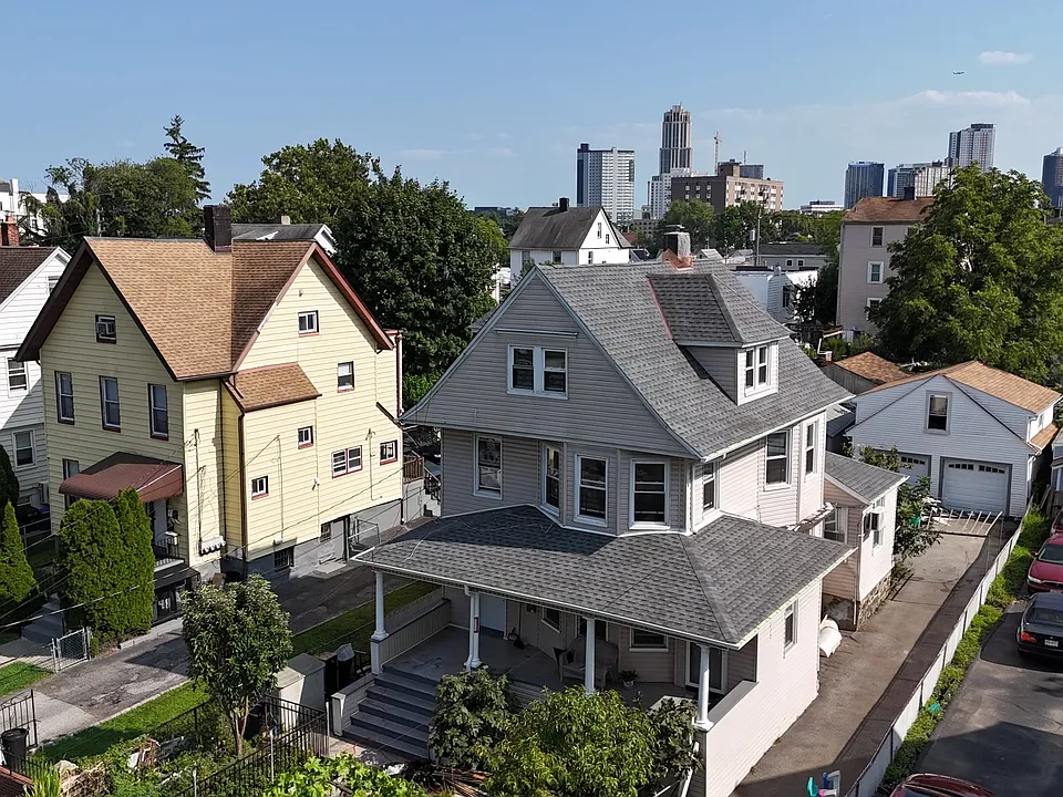 50 Coligni Ave #1