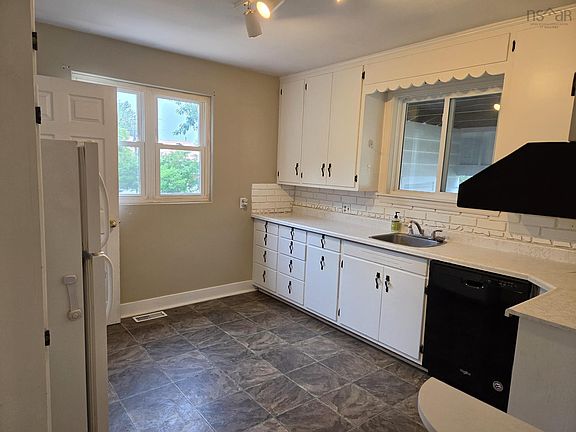 3rd image of 95 Higgins St