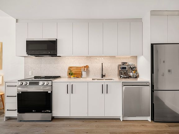 3rd image of 75 Dupont St #609