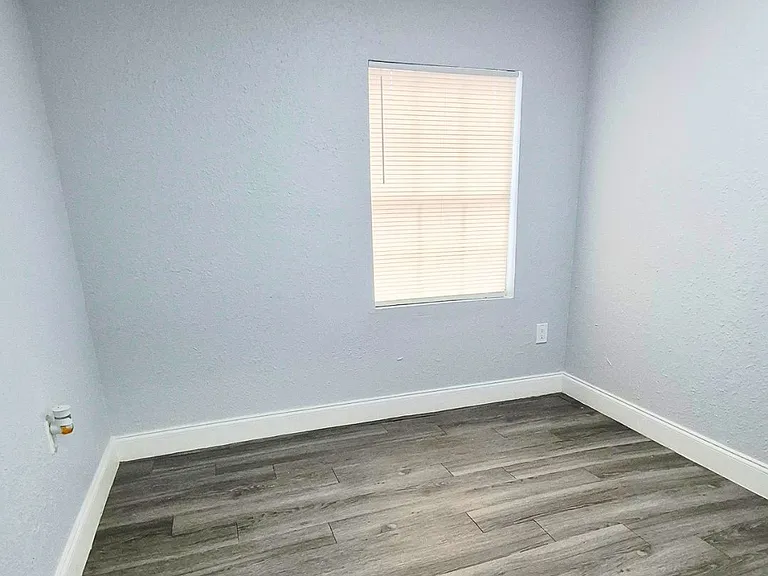 1040 Randall St — Photo 9