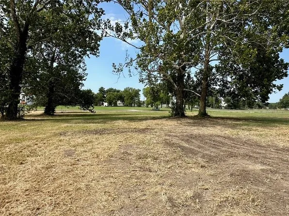 19575 Mitchell Rd, Tonganoxie, KS 66086