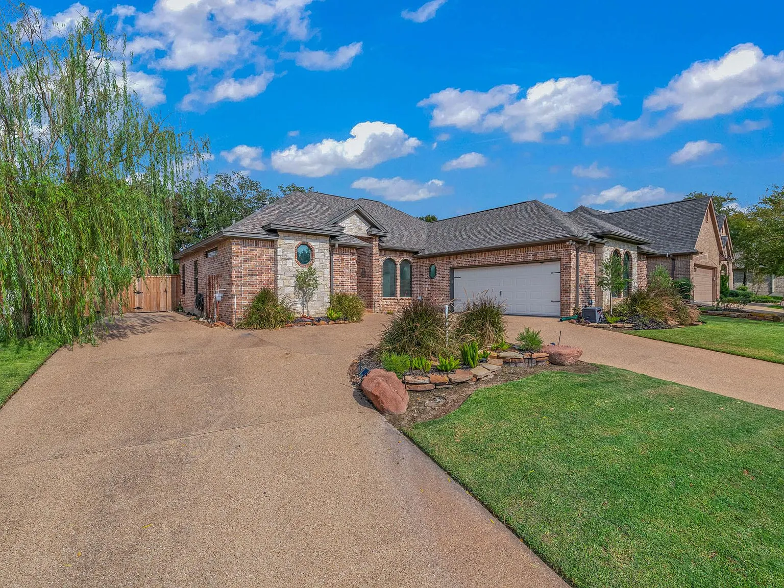 4 bed, 2.5 bath, 2252 sqft, $3,500 — Photo 2