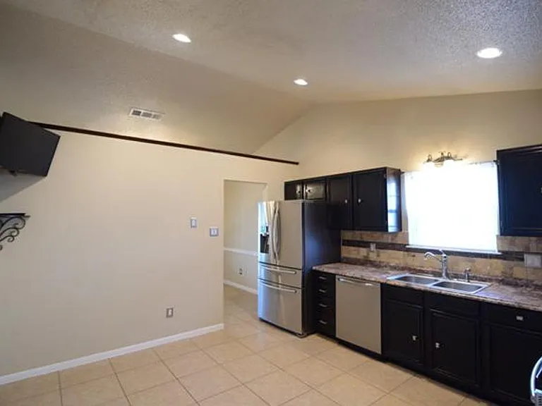 2503 Lain Dr — Photo 9