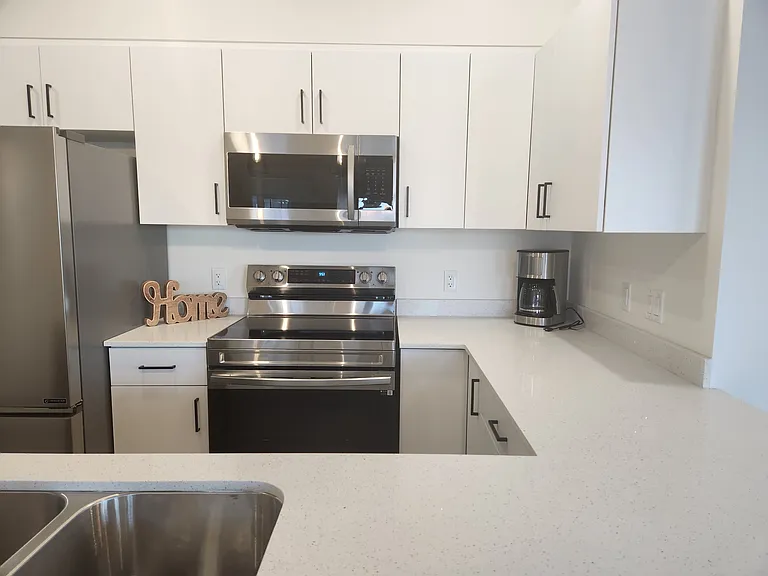 800 28th St W — Photo 13