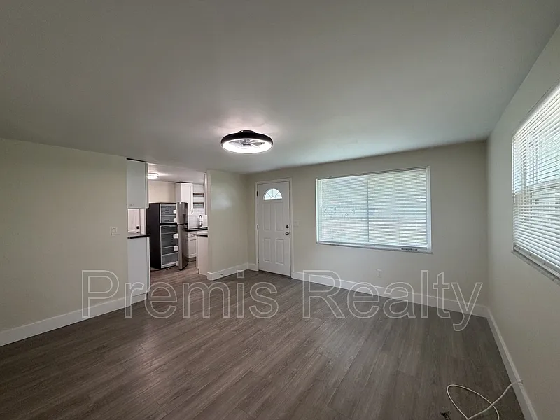 2 bed, 1.0 bath, 1004 sqft, $2,095 — Photo 3