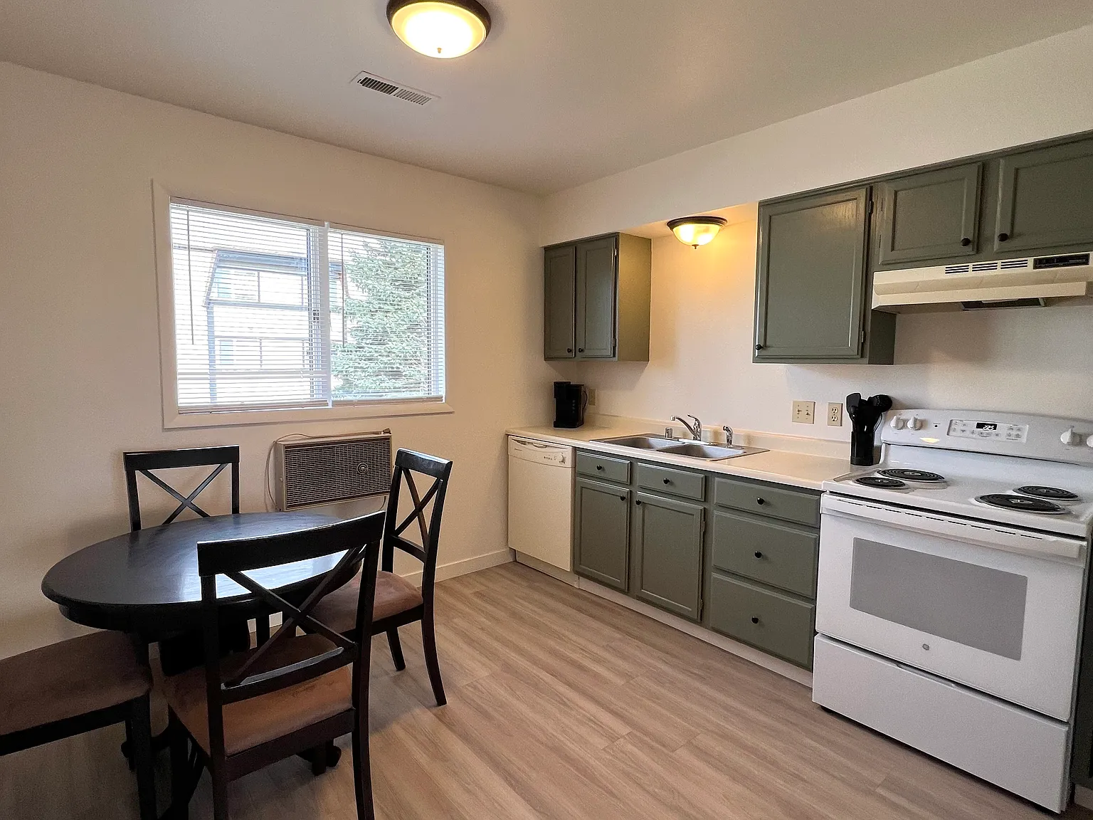 2 bed, 900 sqft, $2,349 — Photo 4