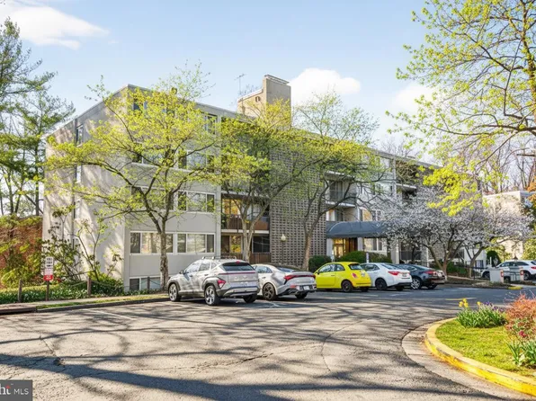 4420 Briarwood Ct N APT 32, Annandale, VA 22003