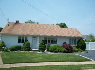 14 Sandy Ct, Massapequa, NY 11758