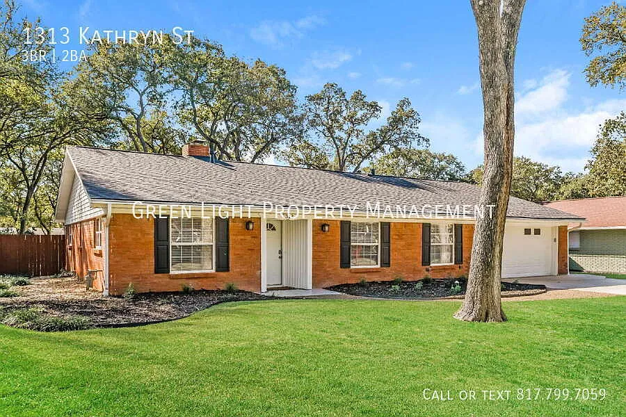 Spacious 3 bedroom home in Hurst — Photo 2