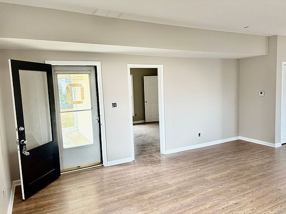 5th image of 131 Woodford Dr
