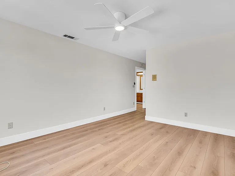 5650 Edgeview Dr — Photo 38