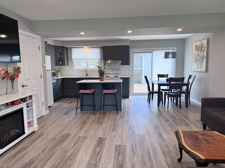 10 Lafayette Dr — Photo 3