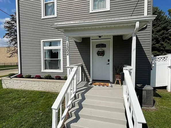 1302 E 4th St, Sterling, IL 61081