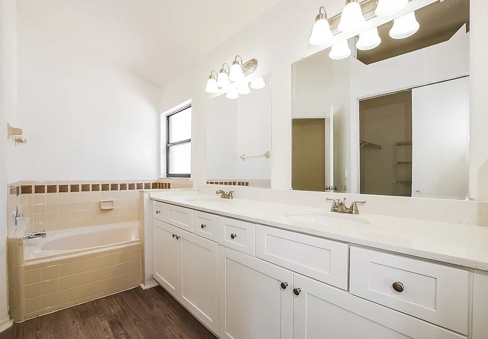 1st image of 221 Lakebreeze Cir