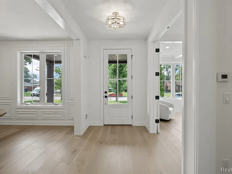 2663 Dorchester Rd — Photo 3
