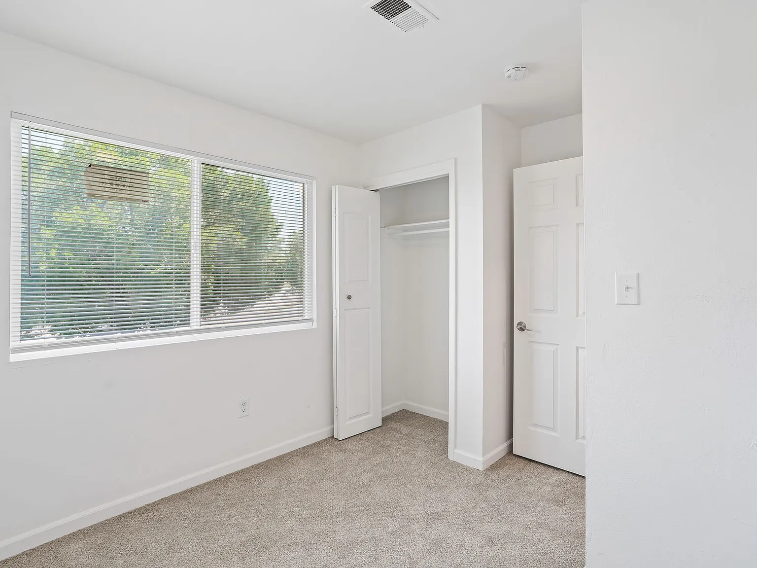 Stunning Top-Floor 3-Bedroom Longmont Residence with Bright Sun-Drenched Rooms — Photo 2