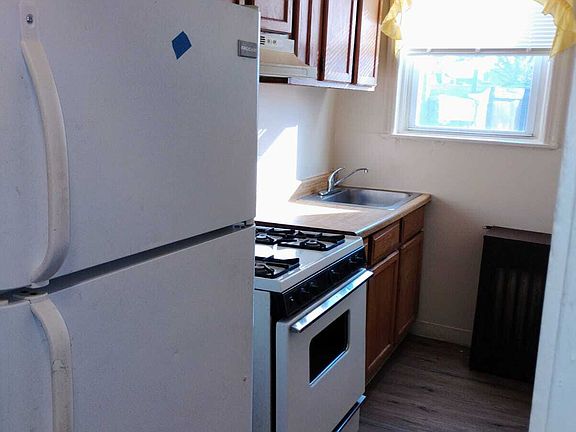 5th image of 5202 Webster St Floor 2