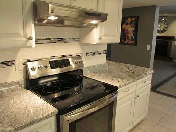 5th image of 372 Summerhaven Dr N