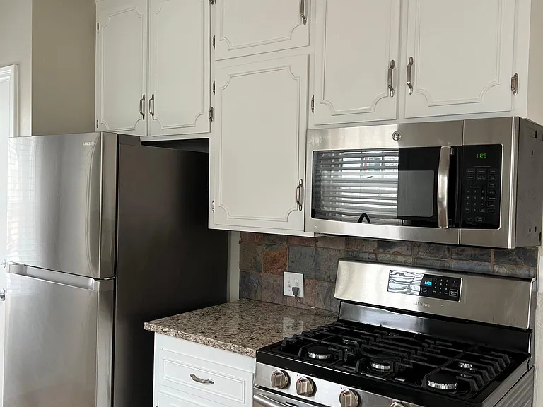 6235 Pierce St — Photo 3