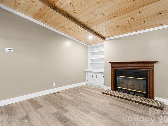 3rd image of 160 Green St