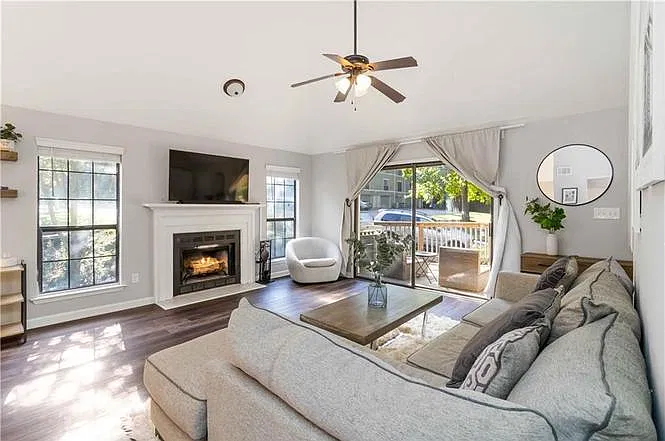 3 bed, 1892 sqft, $2,500 — Photo 2