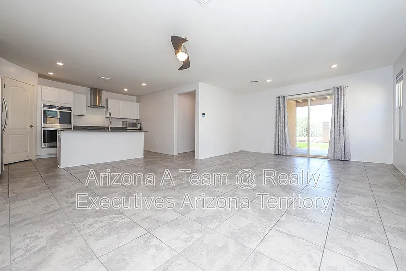 3 bed, 2.0 bath, 1465 sqft, $1,995 — Photo 2