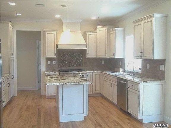 5th image of 217 N Hickory St