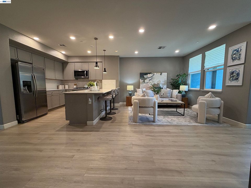 1st image of 558 Clover Cir