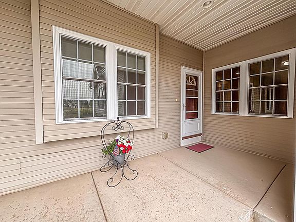 4th image of 650 Waters Edge DRIVE